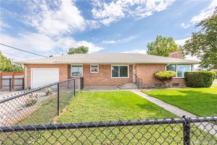 Property Photo: 325 SW 12th St WA 98823