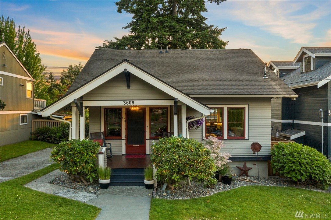 Property Photo: 3609 12th Ave W WA 98119