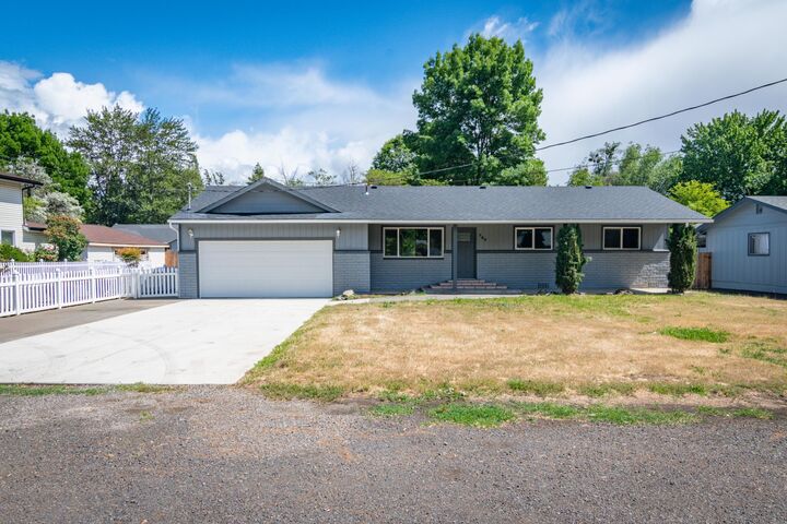 763 S Royal Avenue  Eagle Point OR 97524 photo