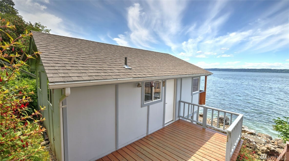 Property Photo:  152 Xx 28th Ave SW  WA 98166 