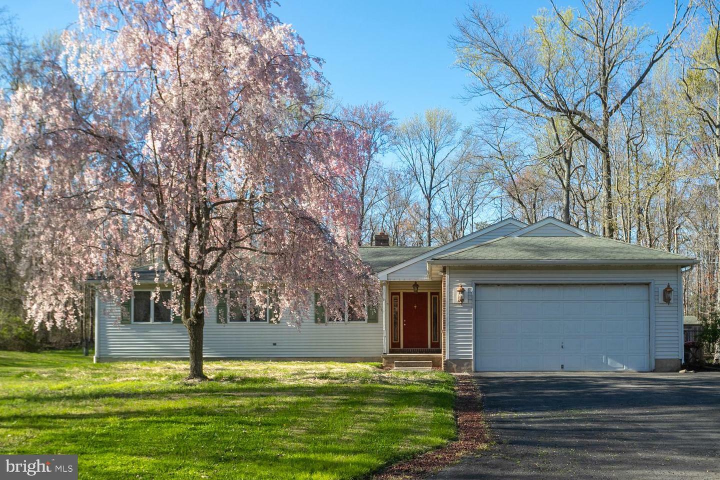 Property Photo:  11 Beechwood Lane  NJ 08016 