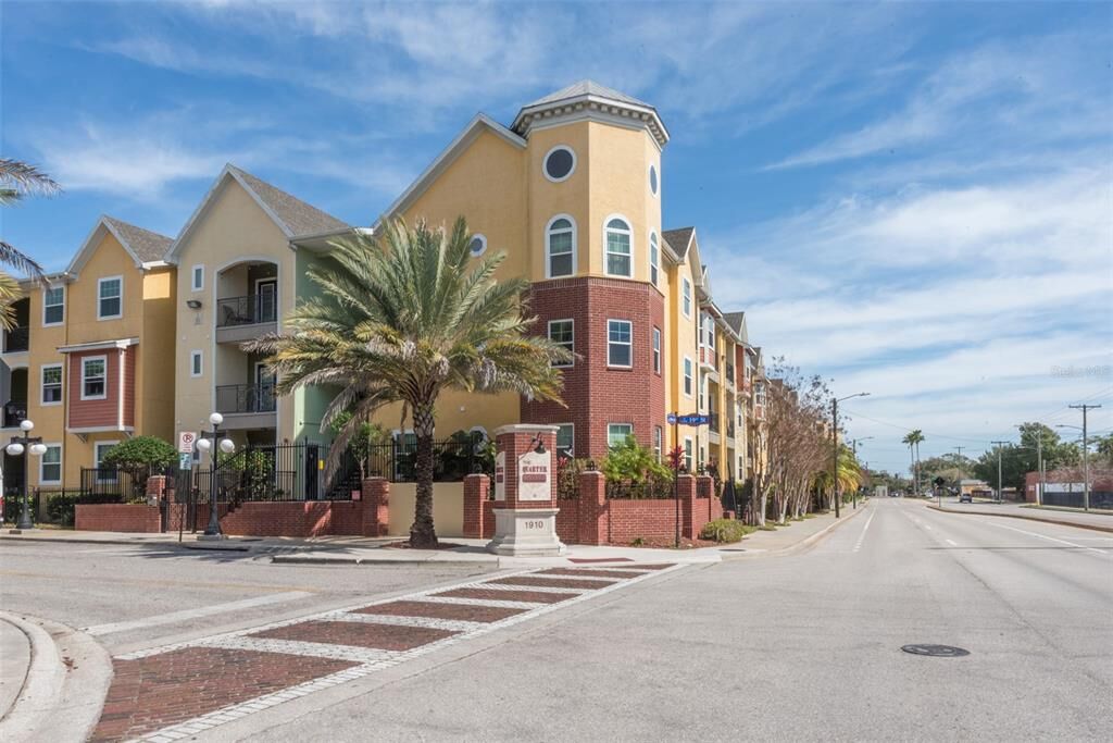 Property Photo:  1910 E Palm Avenue 8110  FL 33605 