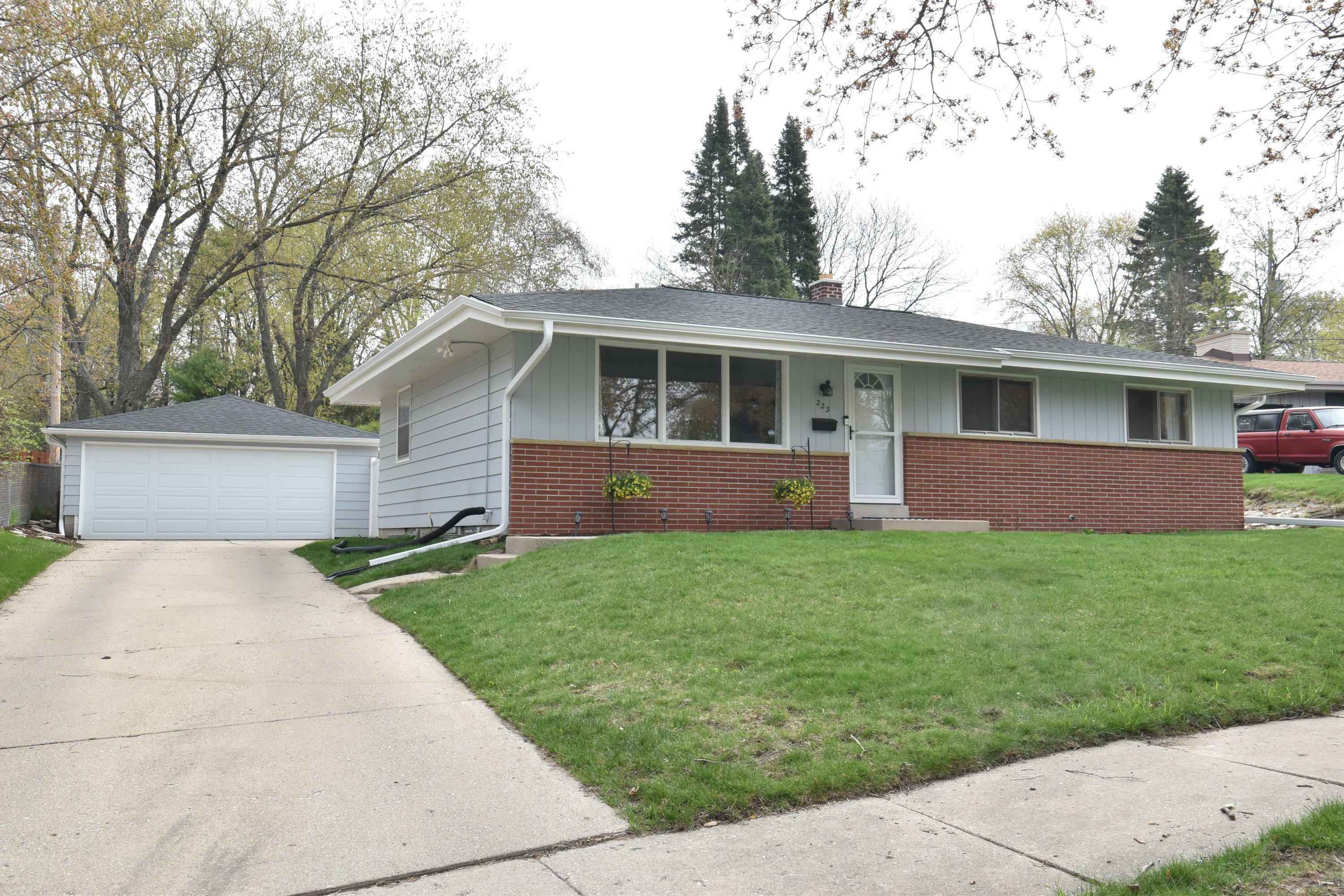 223 Jasper Ln  Waukesha WI 53188 photo