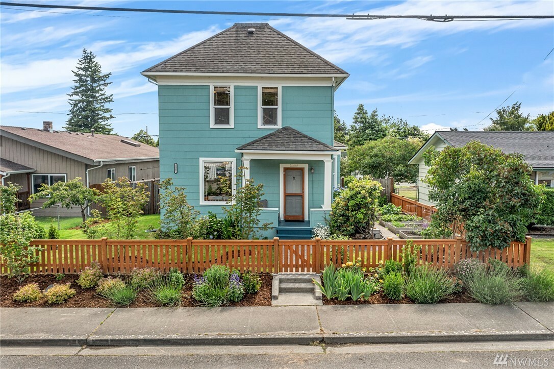 Property Photo:  2307 Fulton St  WA 98201 