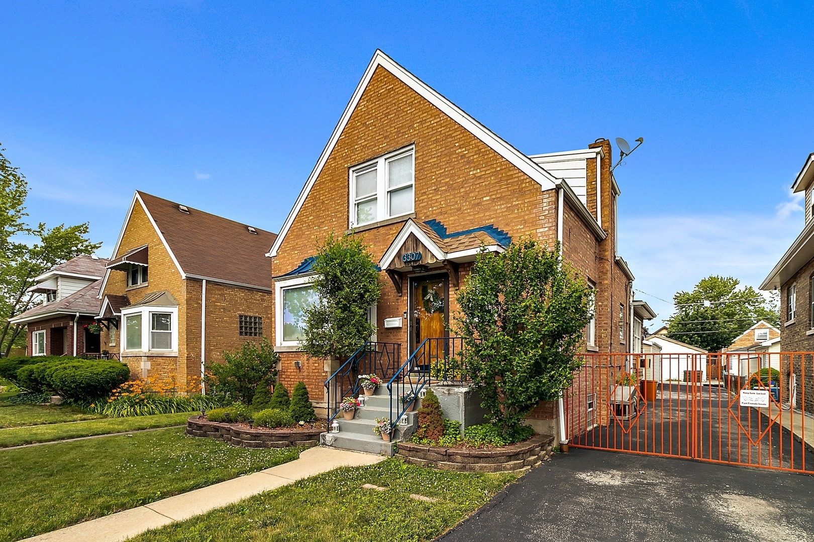 Property Photo:  3307 Maple Avenue  IL 60513 