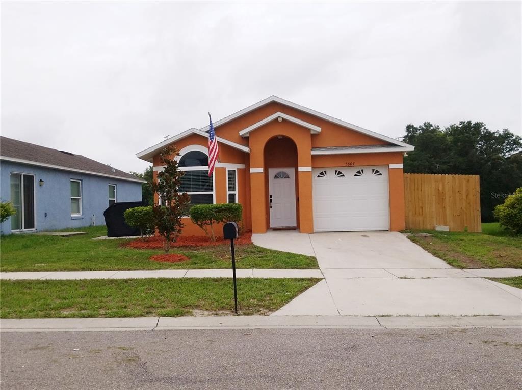 Property Photo: 5604 Glen Lake Ln FL 32808
