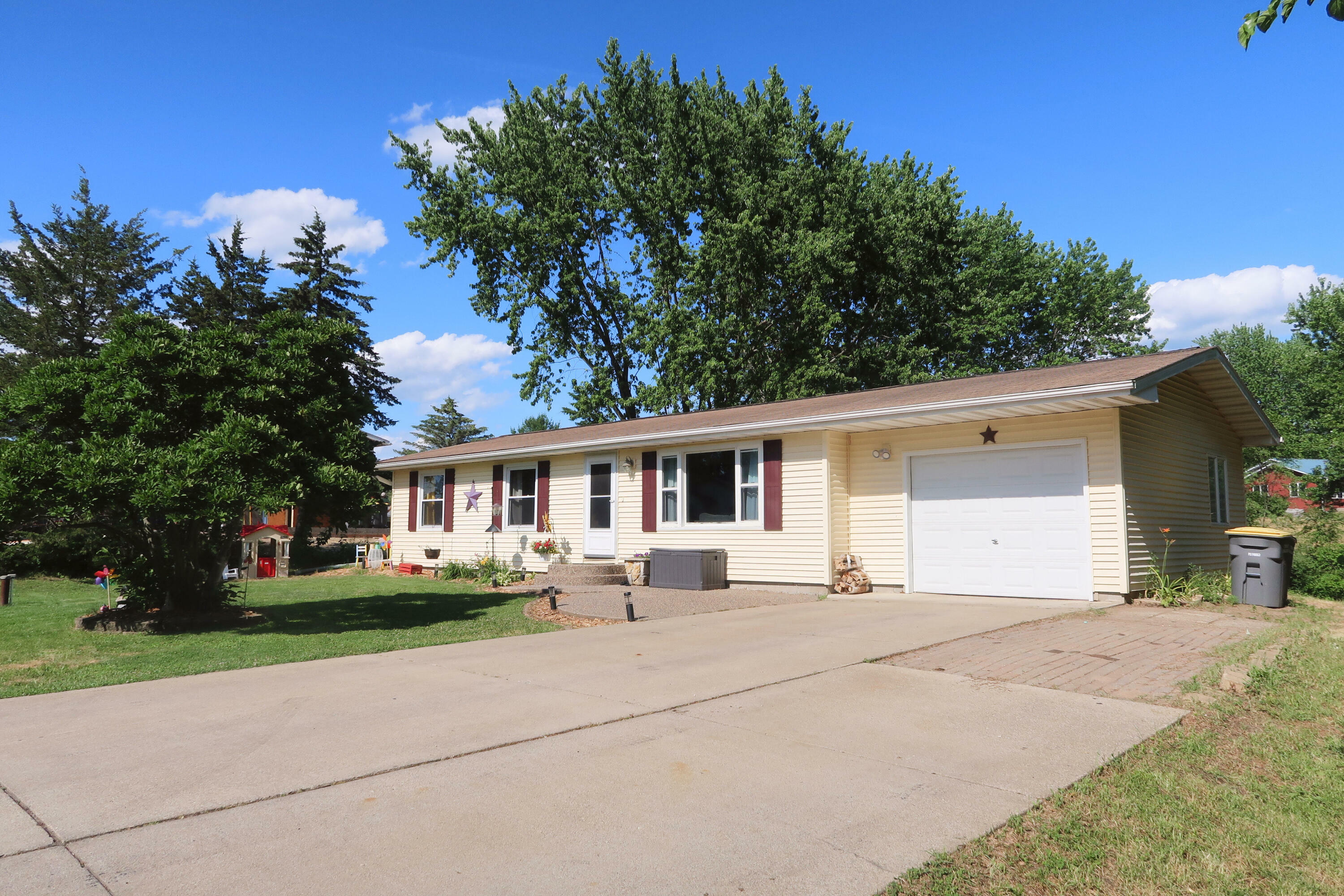 Property Photo:  N5302 Kylawn Ct  WI 54650 