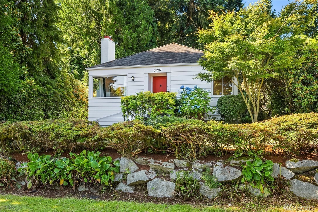 Property Photo:  3207 NE 97th St  WA 98115 