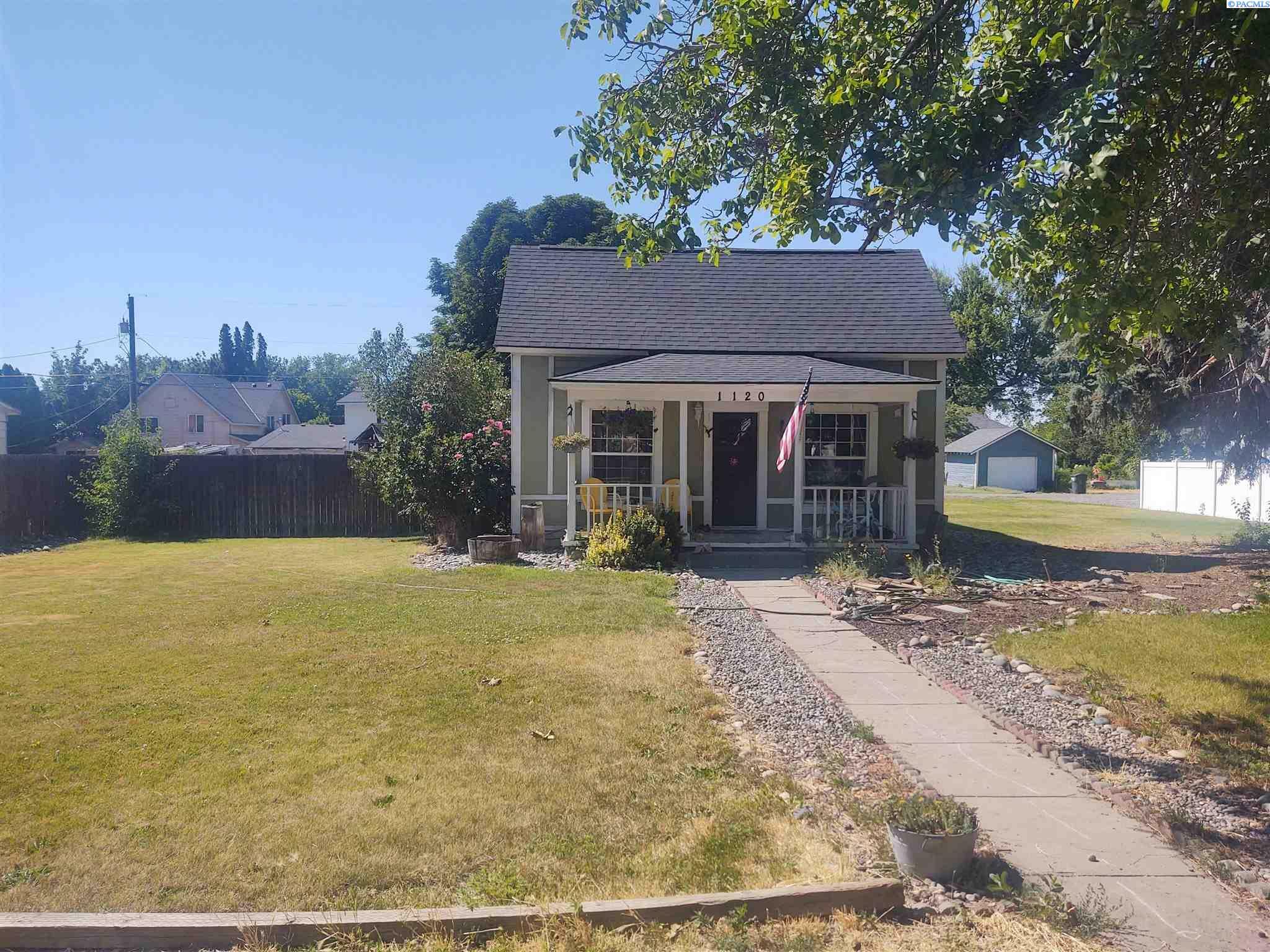 Property Photo:  1120 Yakima Ave  WA 99350 