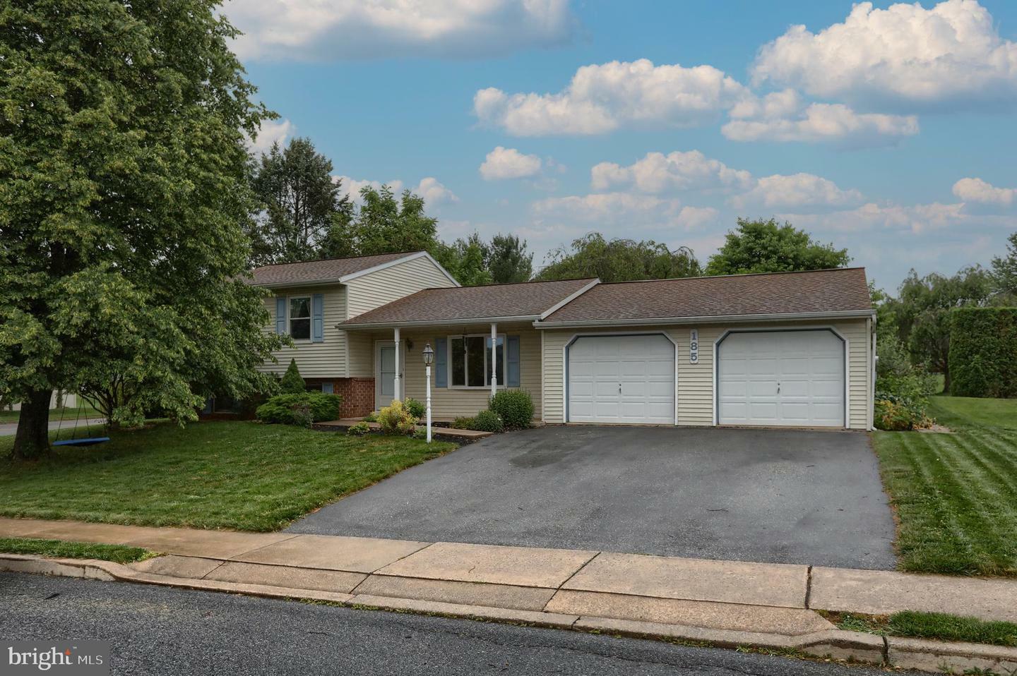 Property Photo:  185 Woodridge Drive  PA 17078 