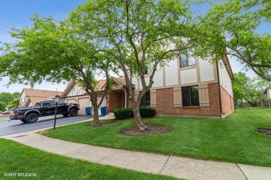 Property Photo:  821 Knottingham Drive 1B  IL 60193 