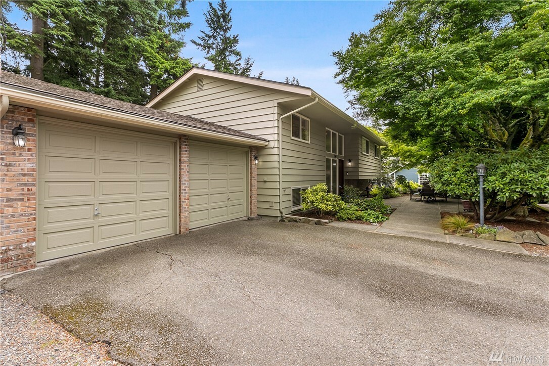 Property Photo:  518 N 188th St  WA 98133 