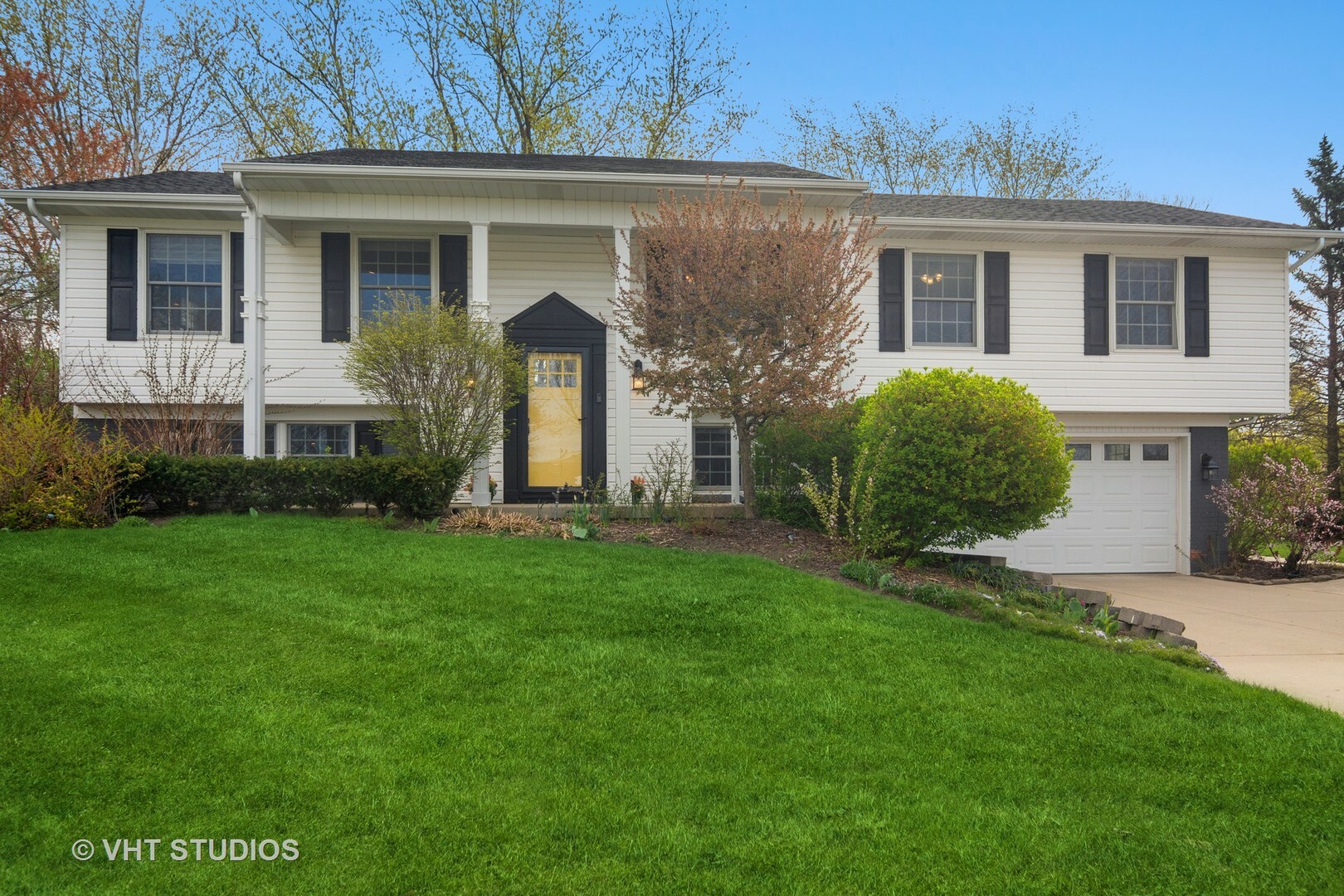 Property Photo:  927 Parker Lane  IL 60089 