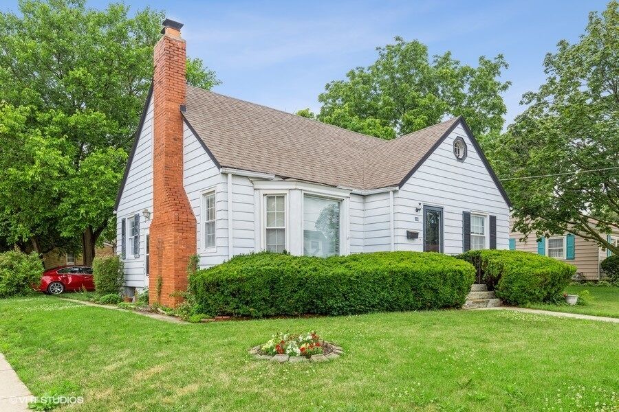 Property Photo:  184 S Worth Avenue  IL 60123 