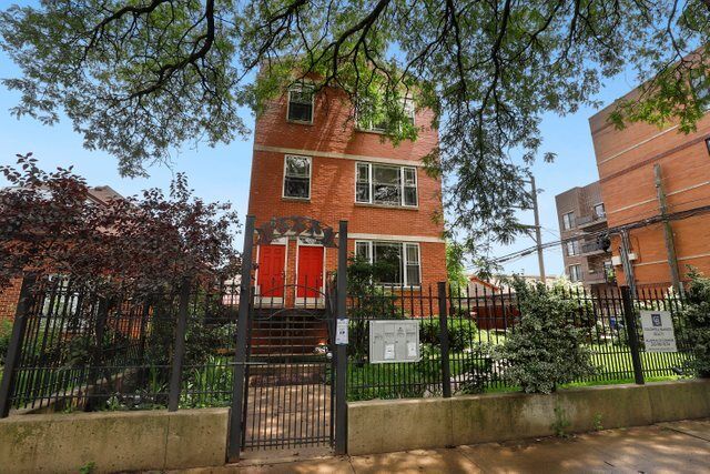 Property Photo:  7223 N Oakley Avenue 1W  IL 60645 