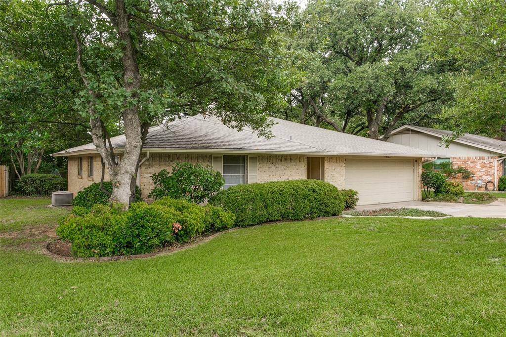 Property Photo: 645 Oak Drive TX 76053