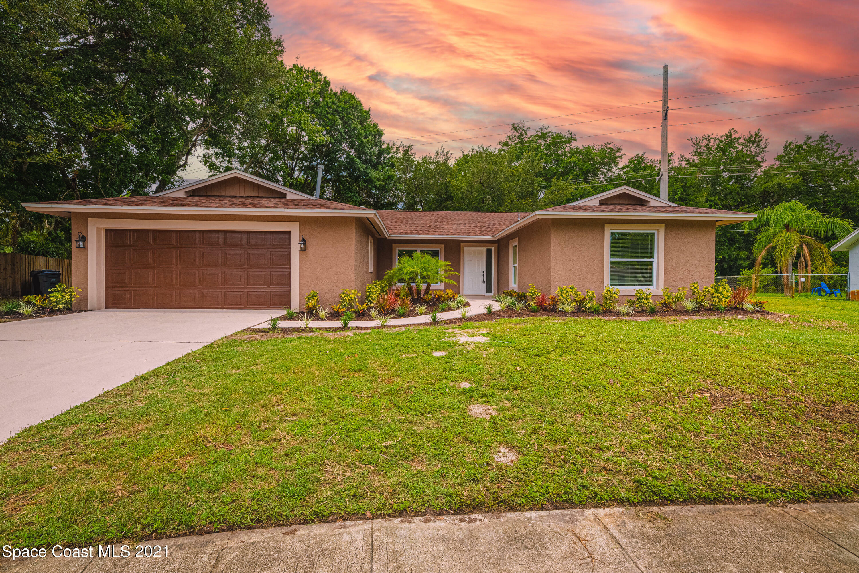 Property Photo:  2755 Las Palmas Drive  FL 32780 