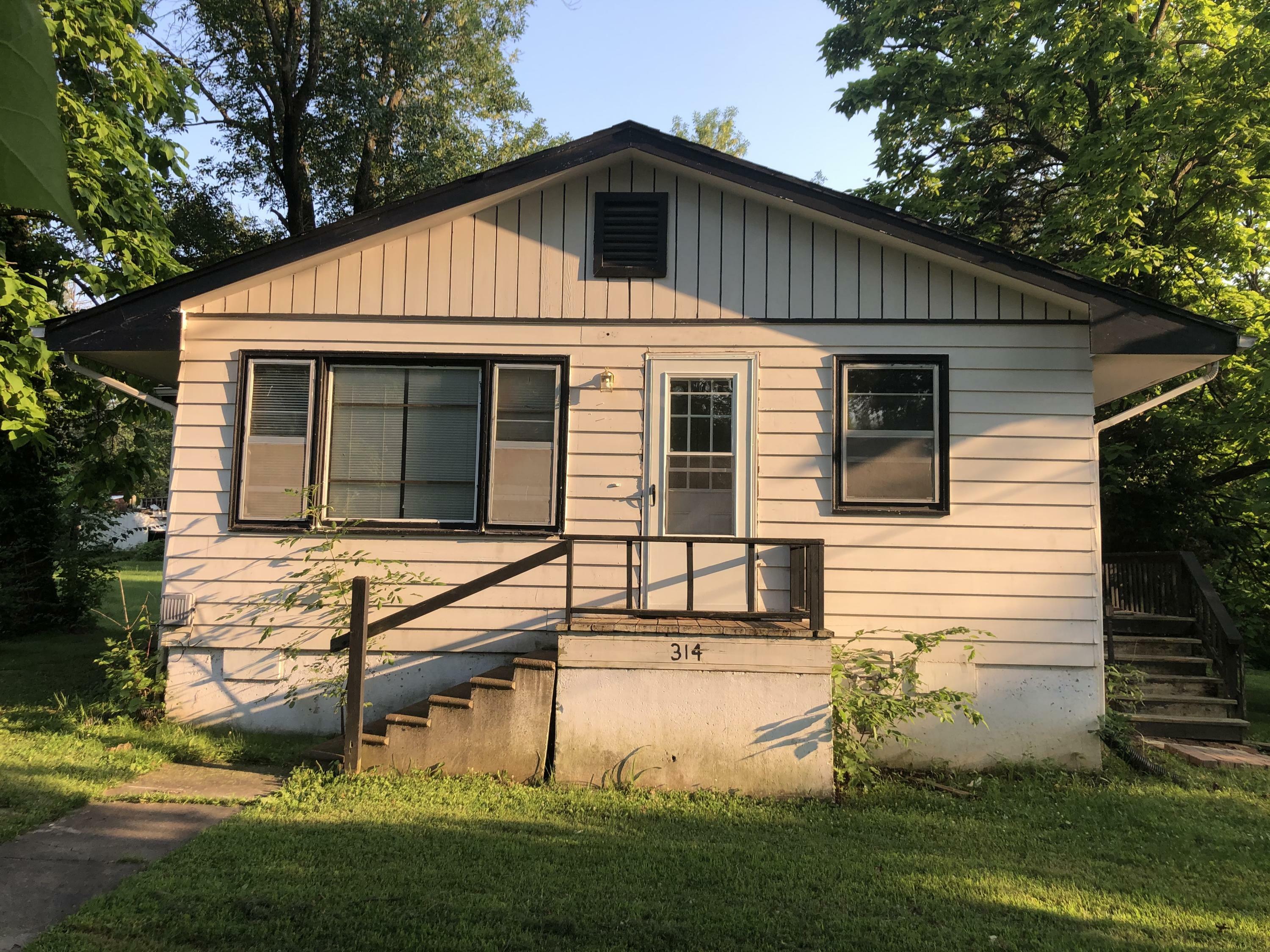 Property Photo:  314 W Walnut St  MO 65231 