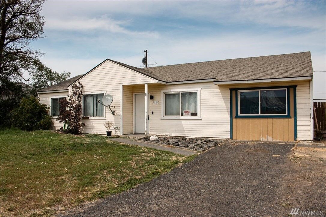 Property Photo: 1211 Arlington Dr NE WA 98837