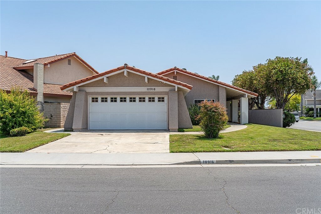 Property Photo:  10916 La Carta Avenue  CA 92708 