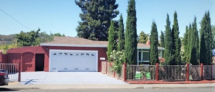 Property Photo:  