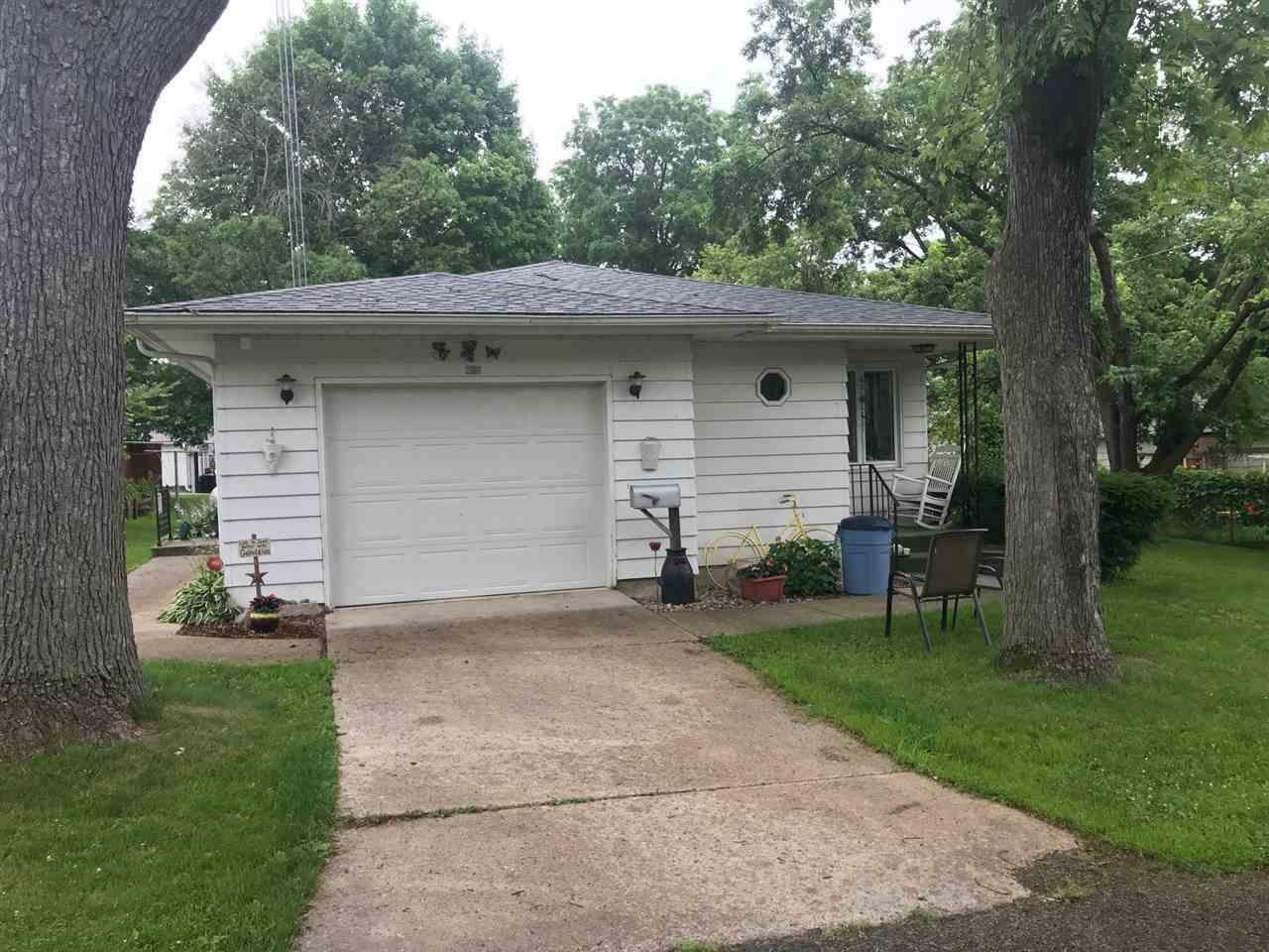 Property Photo:  206 4th St  WI 53960 