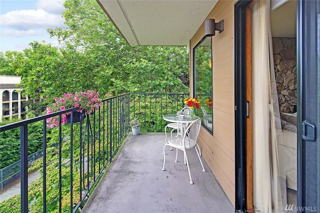 Property Photo:  10601 Bagley Ave N 205  WA 98133 