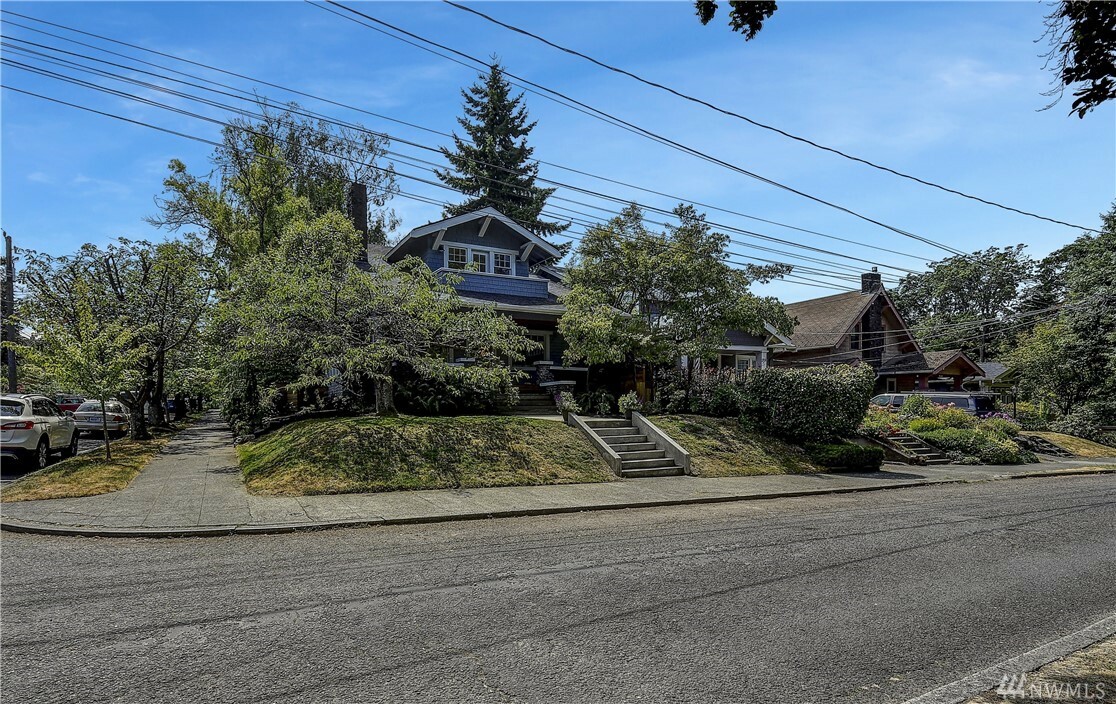 Property Photo: 321 McGraw WA 98109