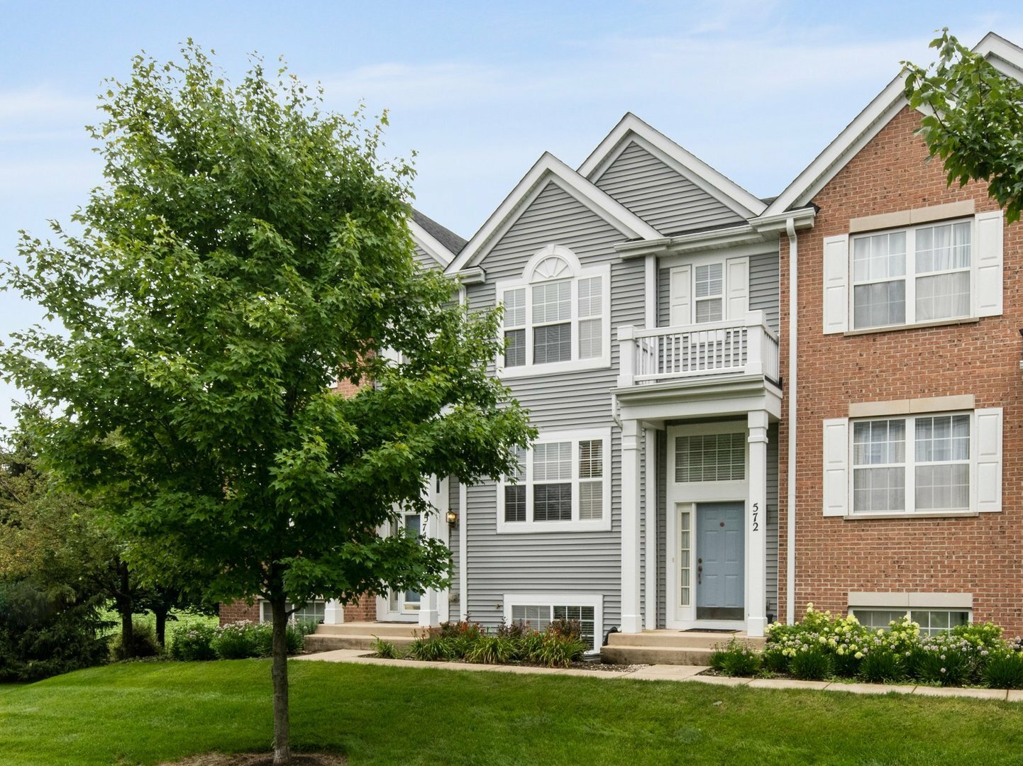 Property Photo:  572 Lincoln Station Drive 572  IL 60543 