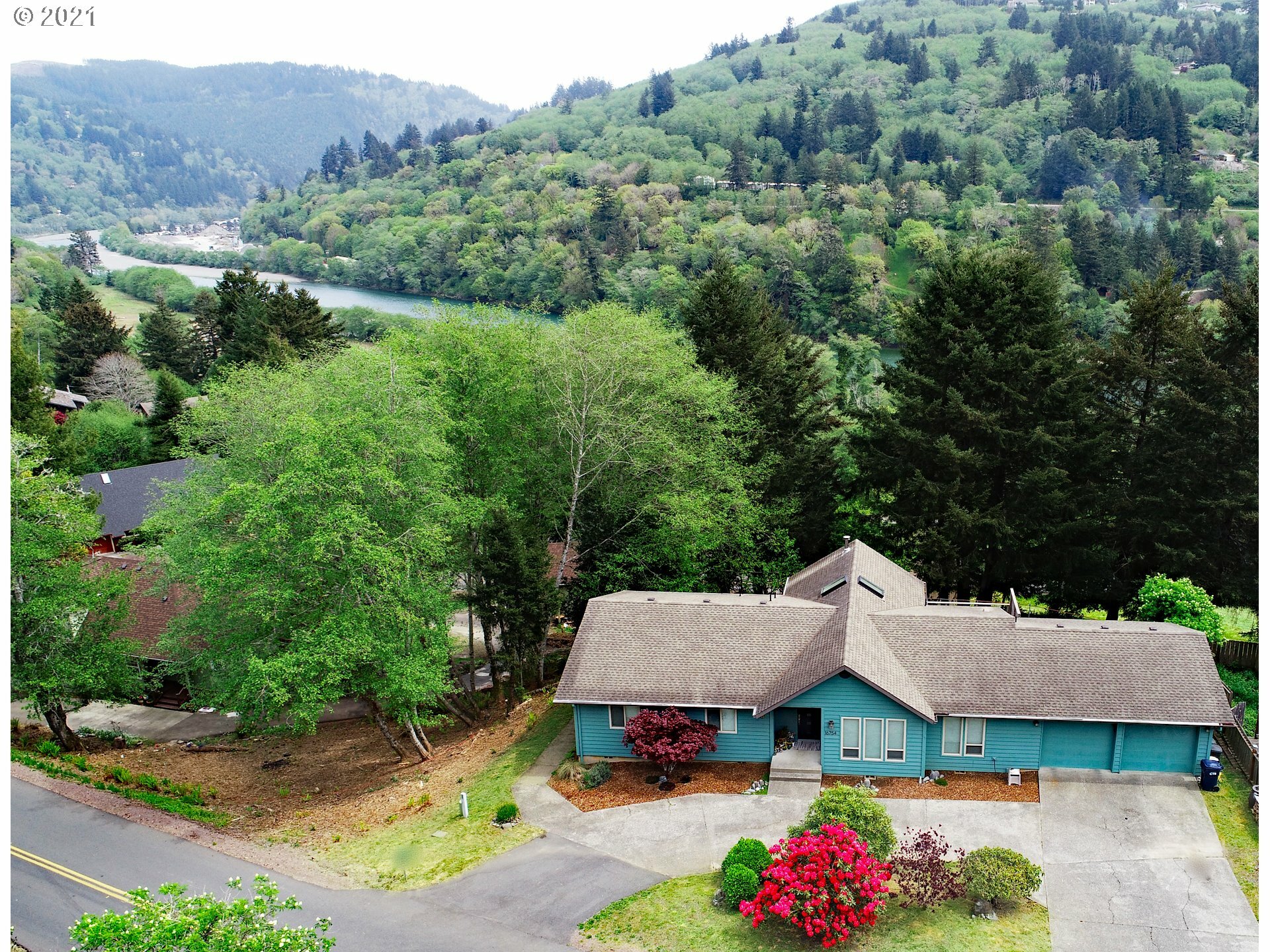 Property Photo: 16754 Thompson Rd OR 97415