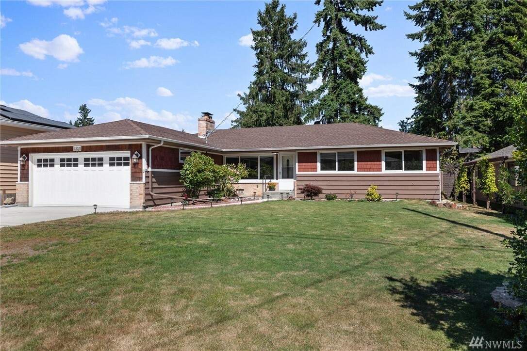 Property Photo:  18578 Burke Ave N  WA 98133 