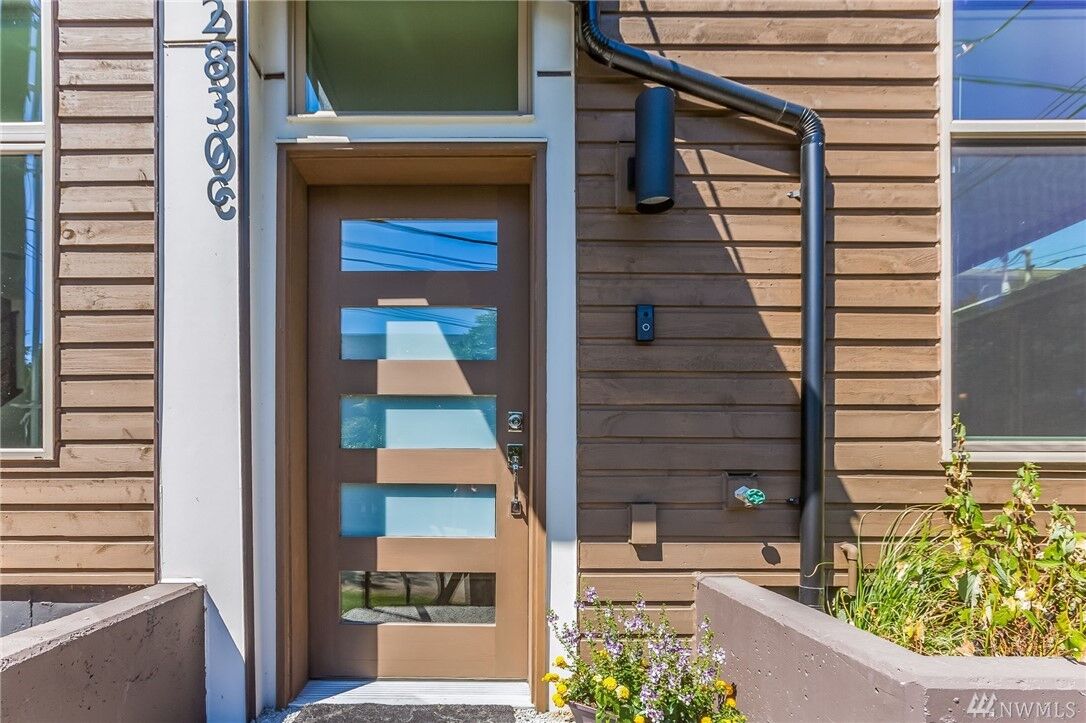 Property Photo:  2830 C SW Dakota St  WA 98126 