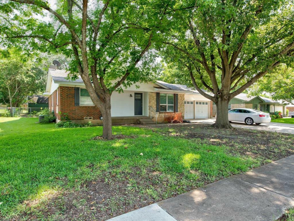 Property Photo:  204 W Avenue K  TX 76065 