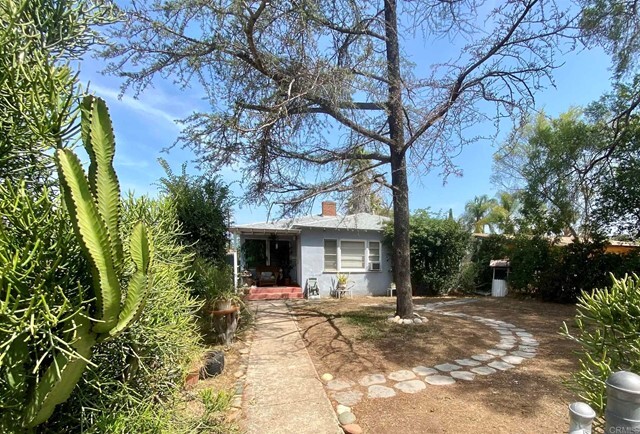 Property Photo:  618 W 11 Avenue  CA 92025 