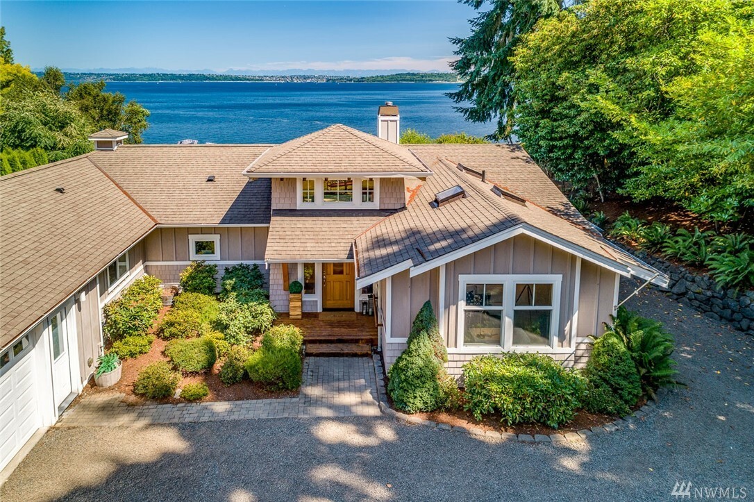 Property Photo: 13082 Sunrise Dr NE WA 98110