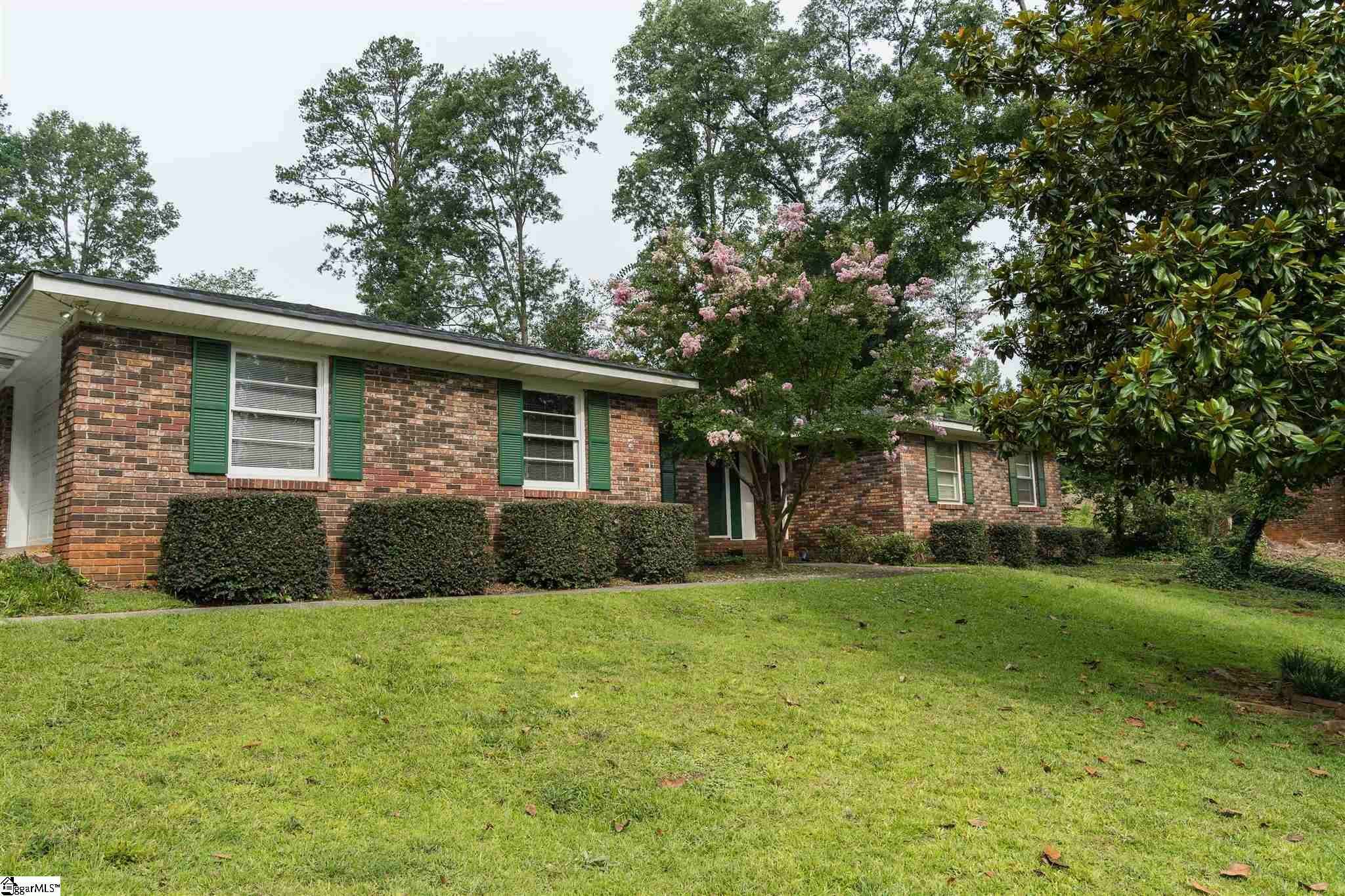 Property Photo:  327 N Tanglewylde Drive  SC 29301 