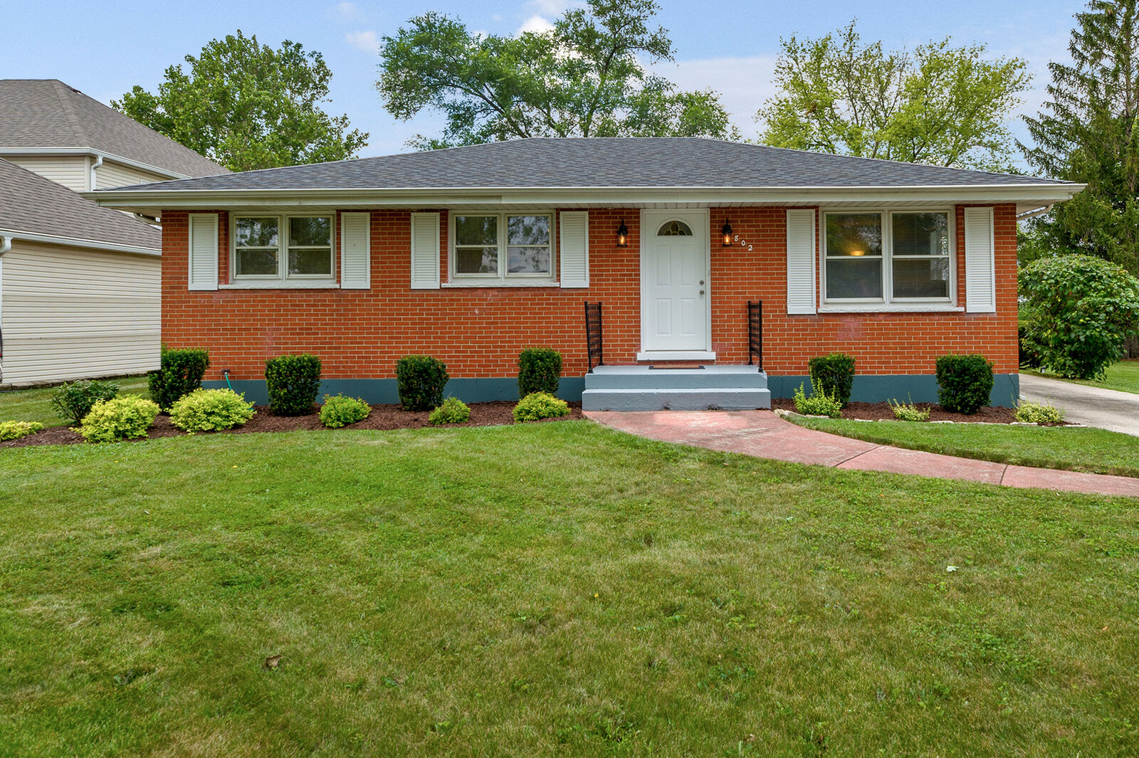 Property Photo:  802 N Michigan Street  IL 60126 