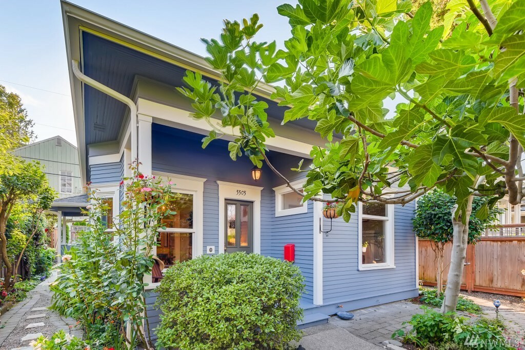 Property Photo: 5505 Brooklyn Ave NE WA 98105
