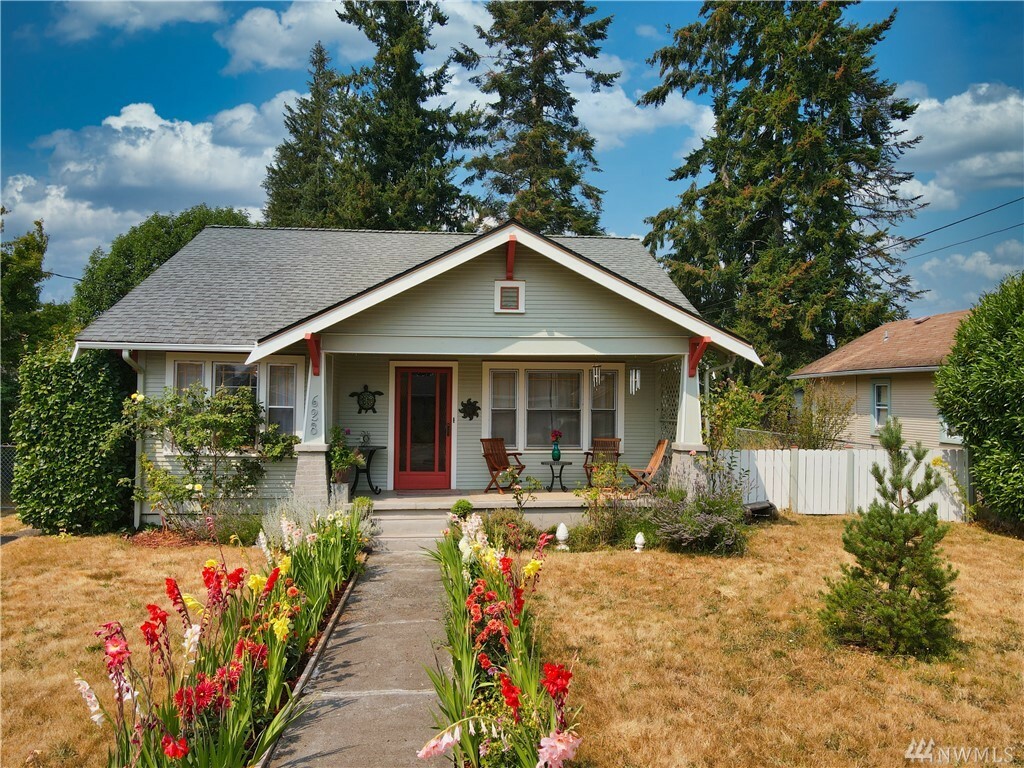 Property Photo:  628 Bellevue Ave  WA 98584 