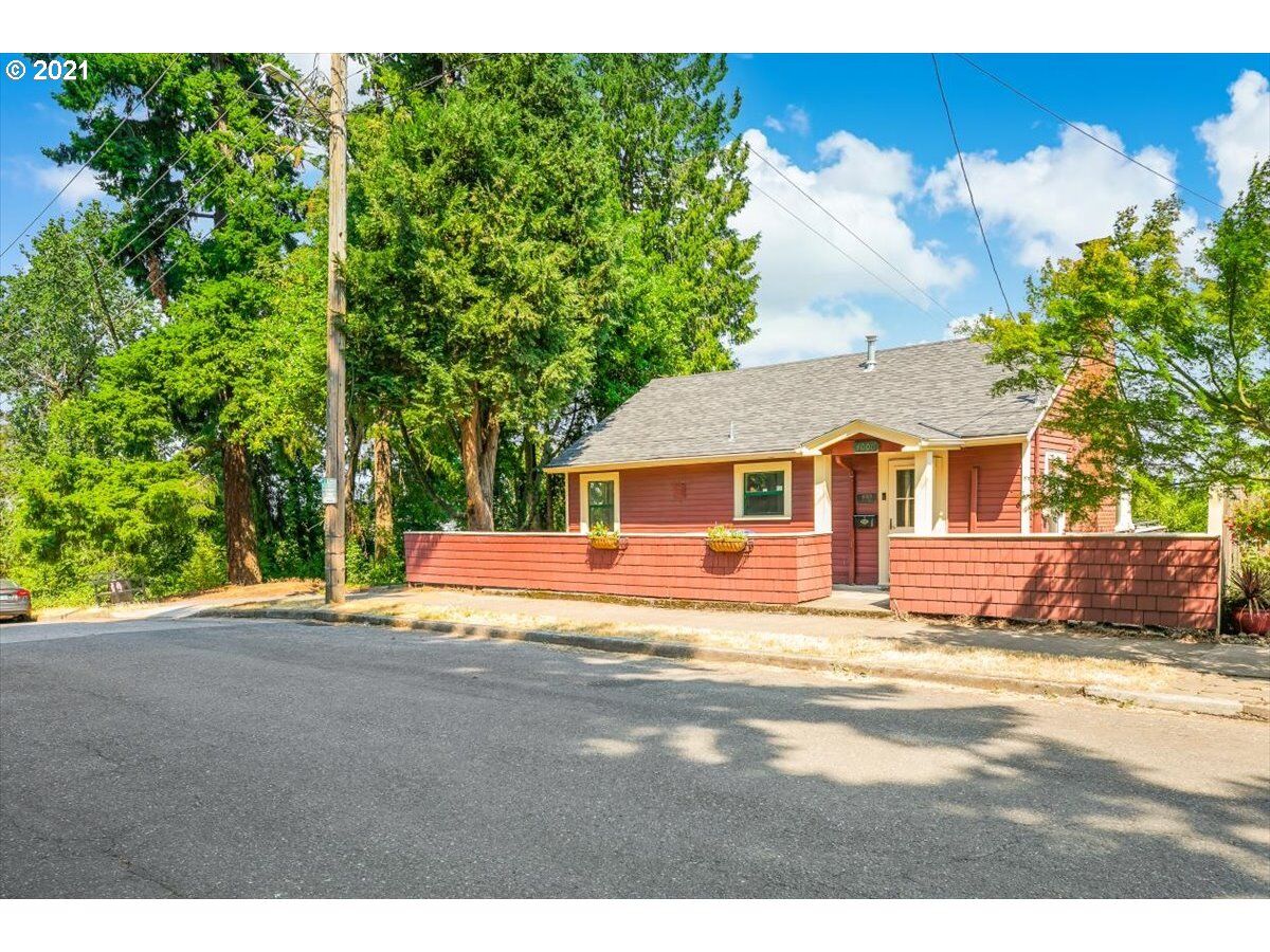 Property Photo: 4000 SW View Point Ter OR 97239
