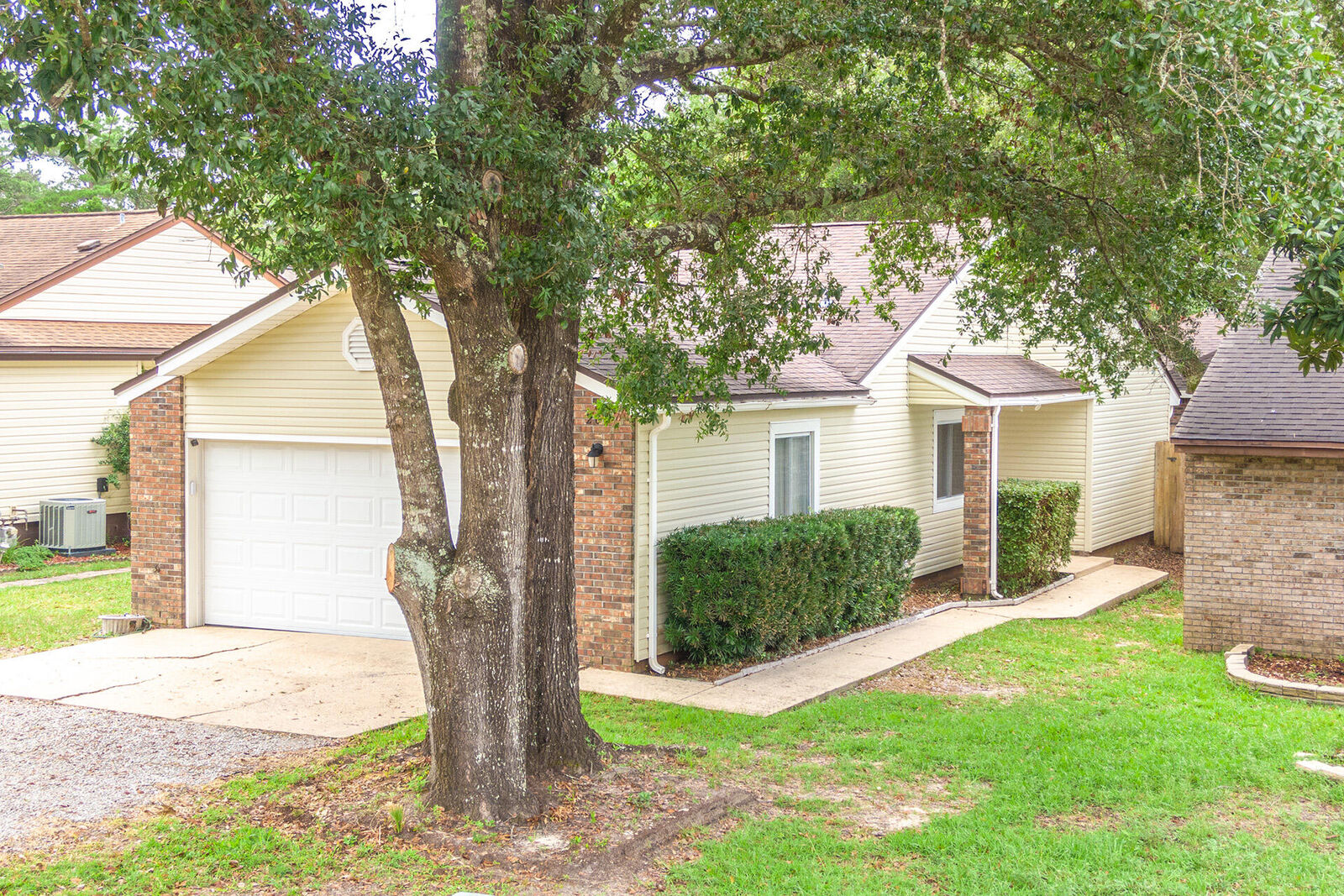 Property Photo: 207 Cedar Ridge Way FL 32578