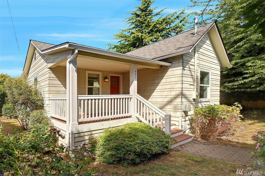 Property Photo:  621 Walnut St  WA 98020 