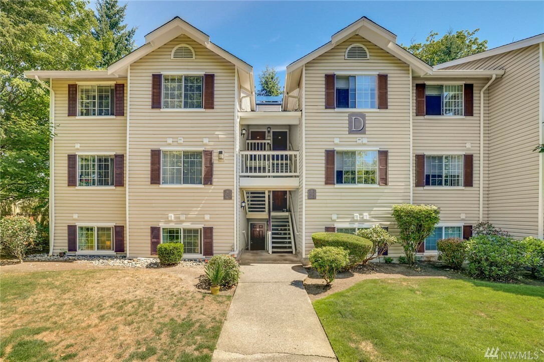 Property Photo:  19230 Forest Park Dr NE D 112  WA 98155 