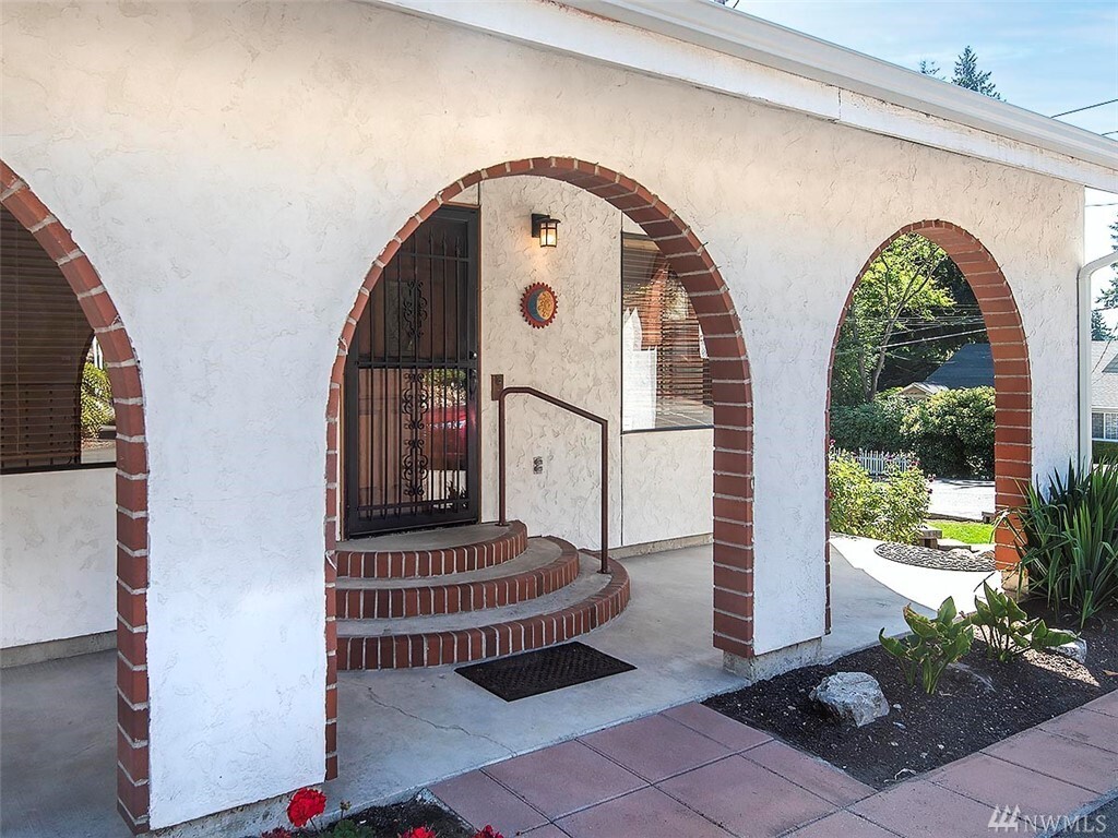 Property Photo: 738 N 195th St WA 98133