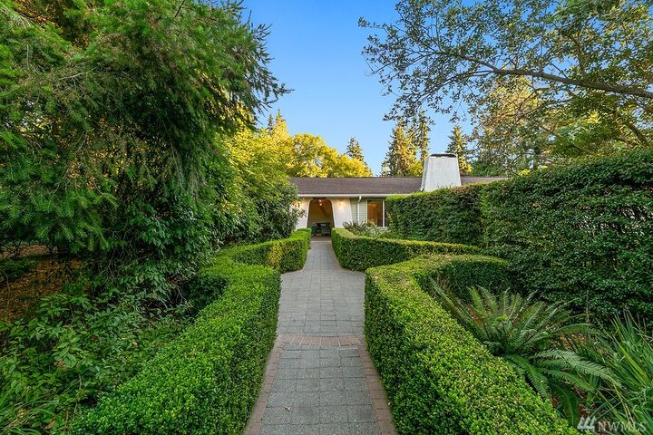 Property Photo:  12131 NE 73rd St  WA 98033 