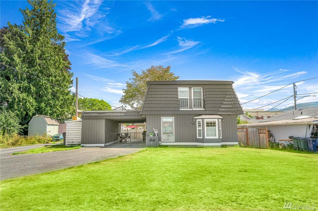 Property Photo:  1111 Metcalf St  WA 98284 