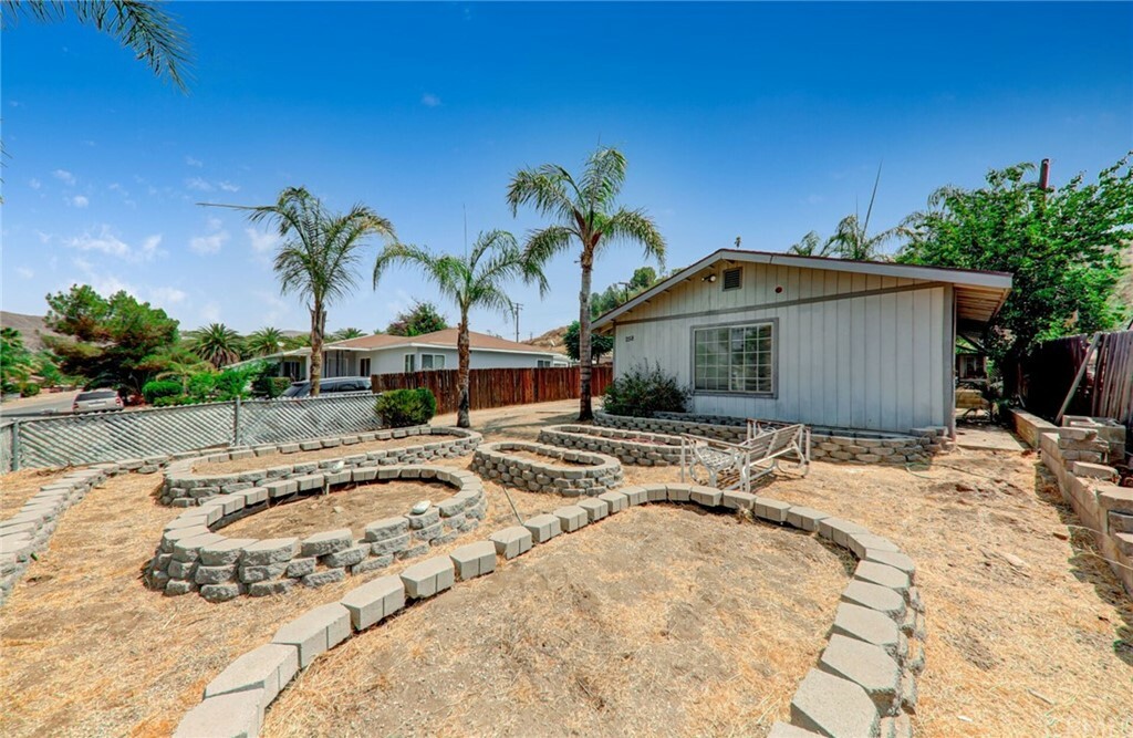 Property Photo:  258 E Hill St  CA 92530 