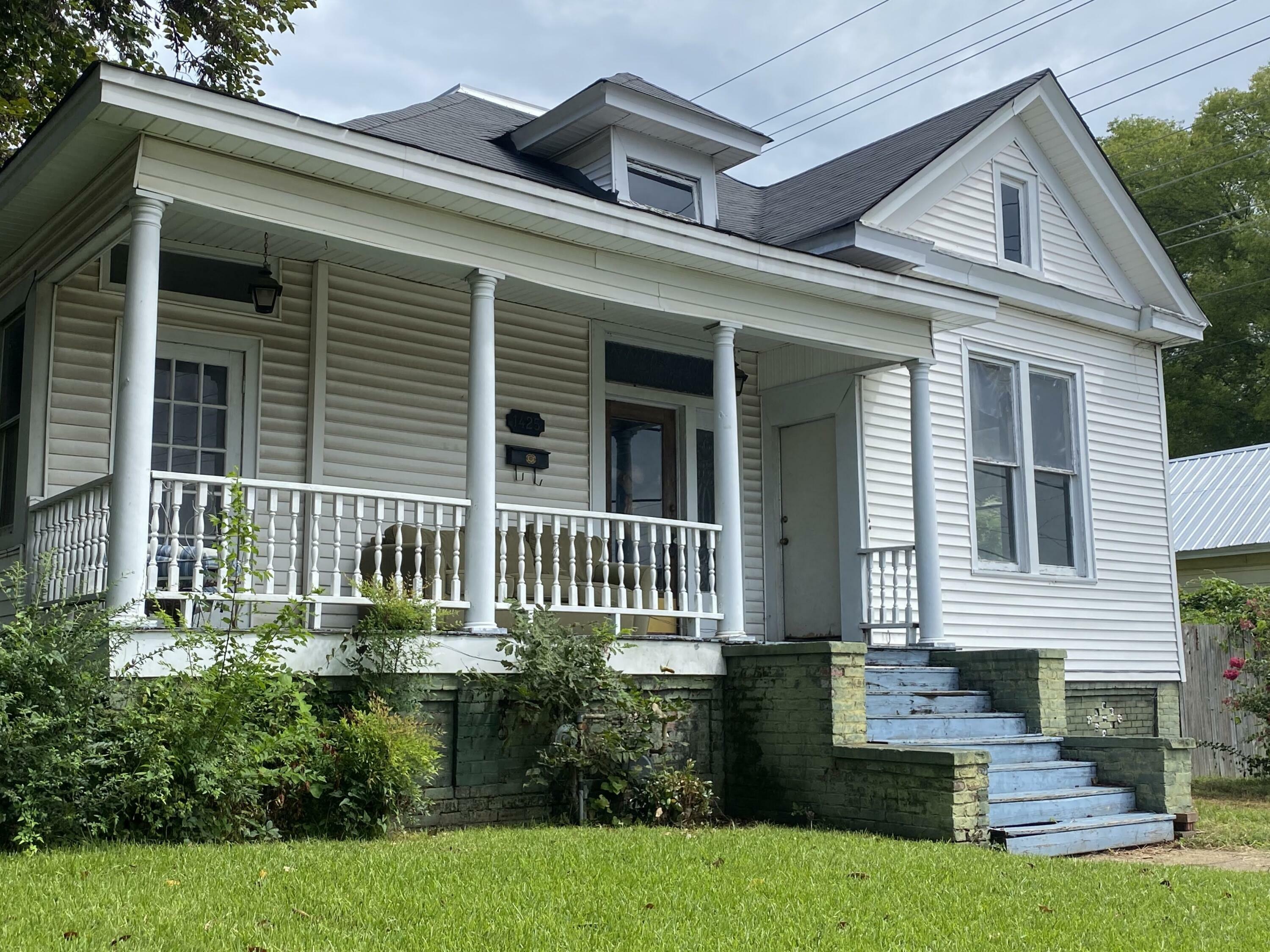 Property Photo:  1425 College St  MS 39701 