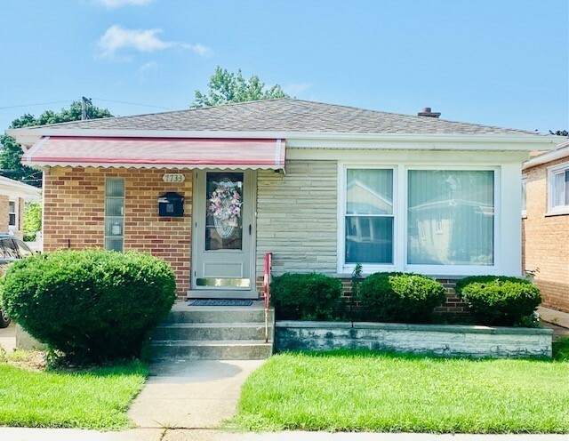 Property Photo: 7733 W Foster Avenue IL 60706