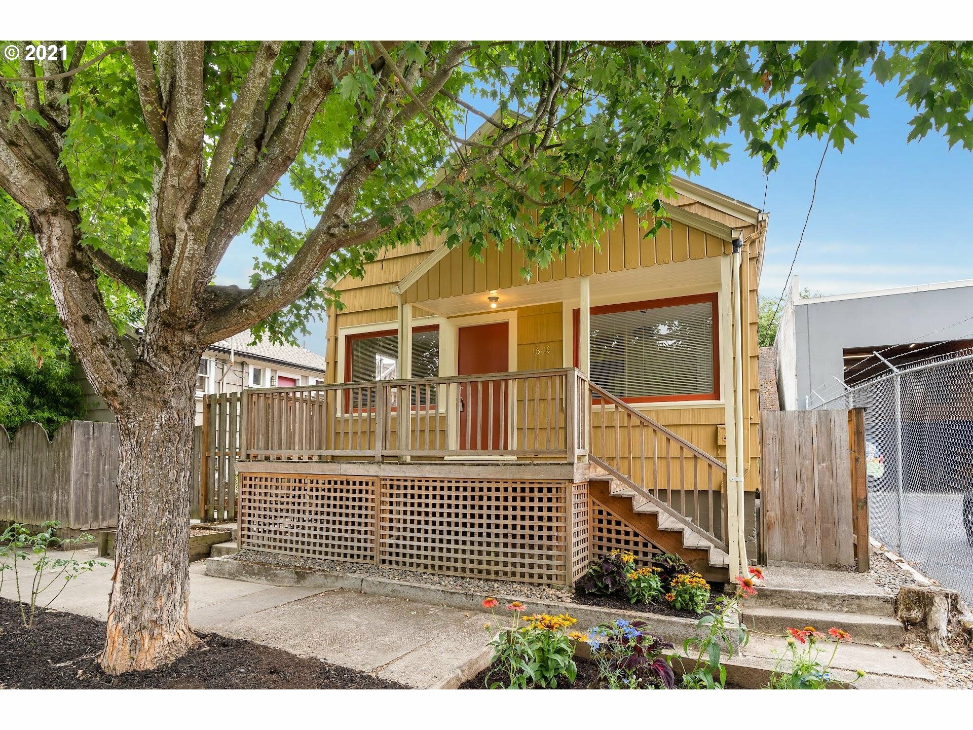 Property Photo: 1620 SE Woodward St OR 97202